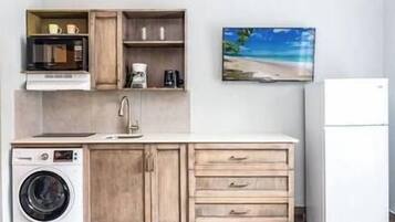 Kjøleskap, mikrobølgeovn, kaffetrakter/tekoker og brødrister