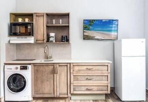 Refrigerador, microondas, cafetera y tetera y tostadora 