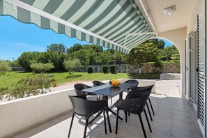 Outdoor dining - Captivating 4BD Villa with Outdoor Pool and Garden (Herceg - Novi)