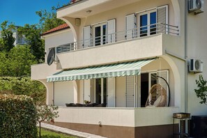 Exterior - Captivating 4BD Villa with Outdoor Pool and Garden (Herceg - Novi)