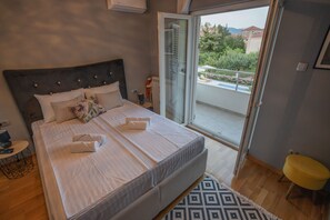 4 bedrooms, desk, iron/ironing board, free WiFi