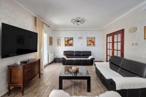 TV - Captivating 4BD Villa with Outdoor Pool and Garden (Herceg - Novi)