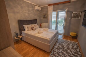 4 bedrooms, desk, iron/ironing board, free WiFi