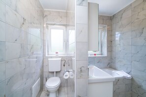 Banyera, assecador de cabells i tovalloles