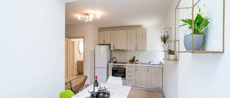 Fridge, oven, toaster, cookware/dishes/utensils