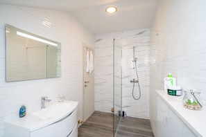 Shower, hair dryer, towels - Apartments Amalija - One Bedroom Apartment with Balcony and Sea View (Cilipi)