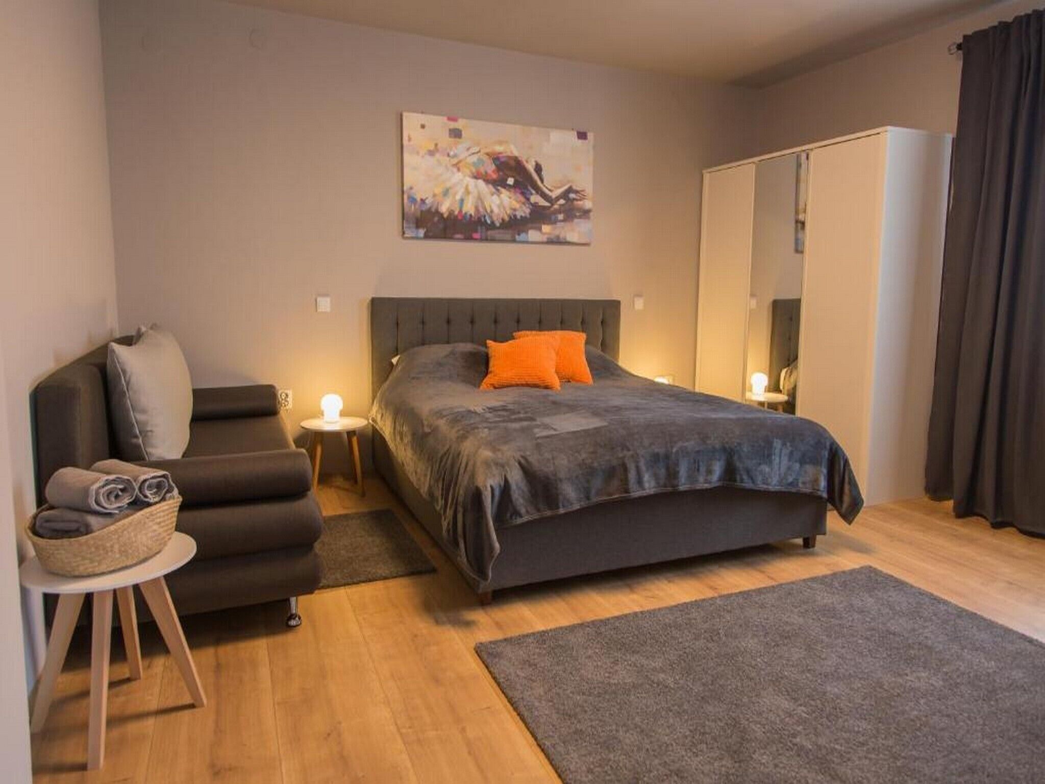 4 bedrooms, iron/ironing board, internet, bed sheets