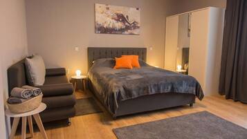 4 bedrooms, iron/ironing board, internet, bed sheets