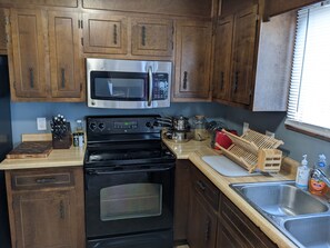 Kühlschrank, Mikrowelle, Ofen, Herdplatte