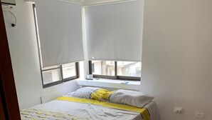 Une chambre à coucher avec un lit, une fenêtre et un radiateur.