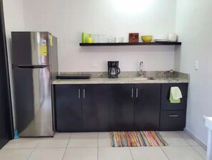 Réfrigérateur, cafetiÚre/bouilloire, grille-pain, blender