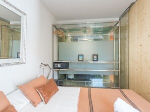 2 slaapkamers, een kluis op de kamer, een strijkplank/strijkijzer