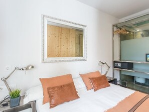2 bedrooms, in-room safe, iron/ironing board, free WiFi - Lovely apartment with big private terrace in Sant Gervasy for monthly rentals (Barcelona)