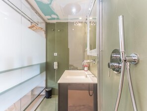 Dusche, Haartrockner, Handtücher, Seife