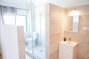 Douche, serviettes fournies