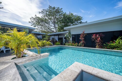 Fully equipped studio, short walk to beach, stores and restaurants