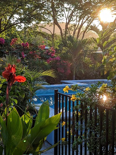 Fully equipped studio, short walk to beach, stores and restaurants