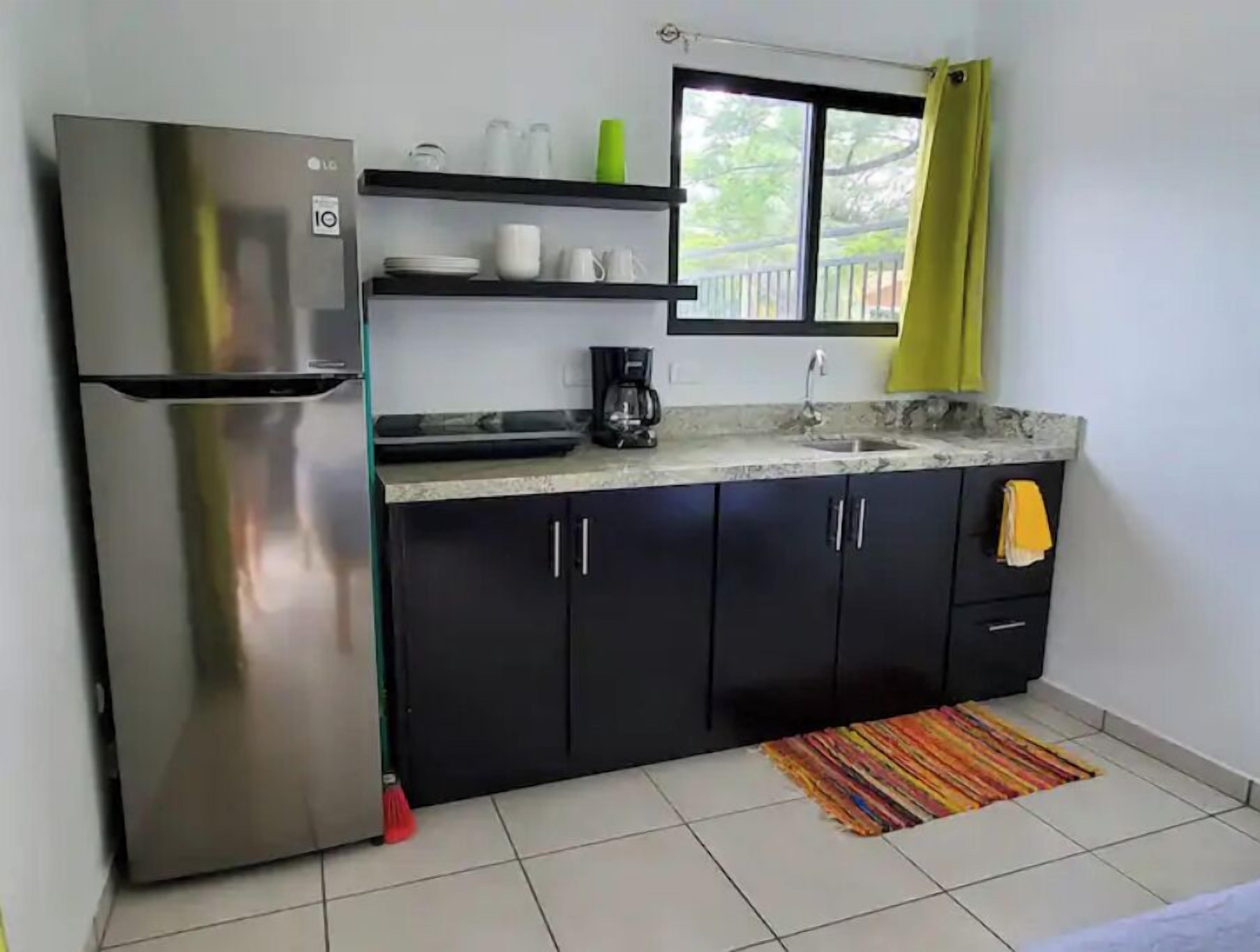 Kjøleskap, kokeplater, kaffetrakter/tekoker og brødrister