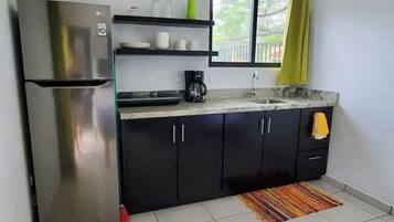 Kjøleskap, kokeplater, kaffetrakter/tekoker og brødrister