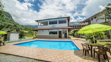 Piscine extérieure, chaises longues