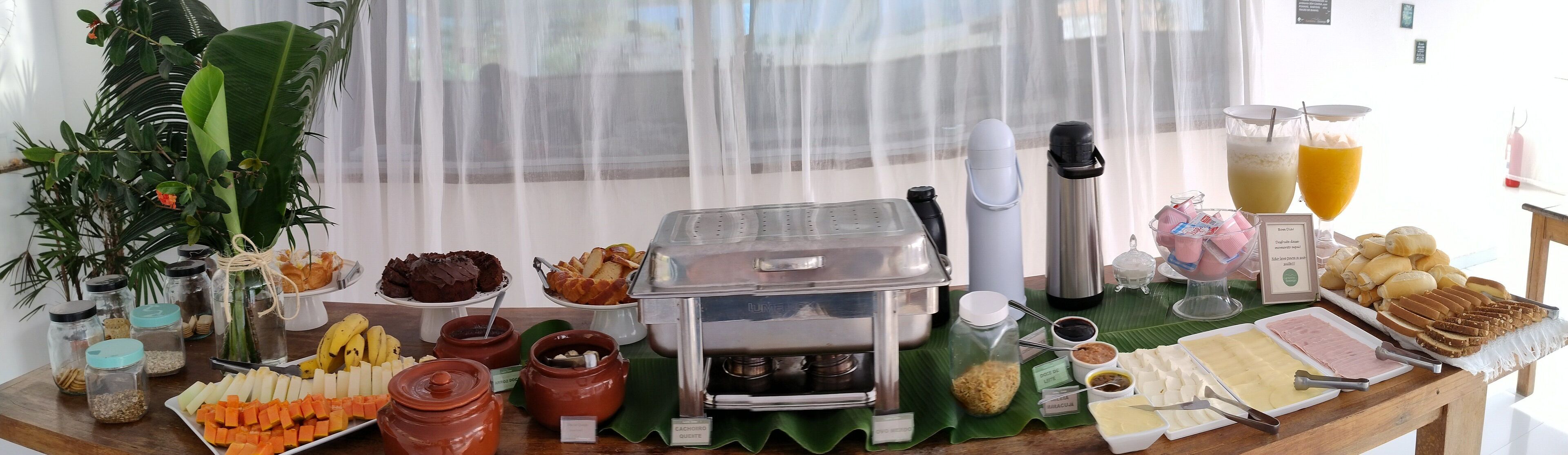 Un dispositiu de menjar a gran bufet amb diferents aliments, una màquina de cafè i complements.