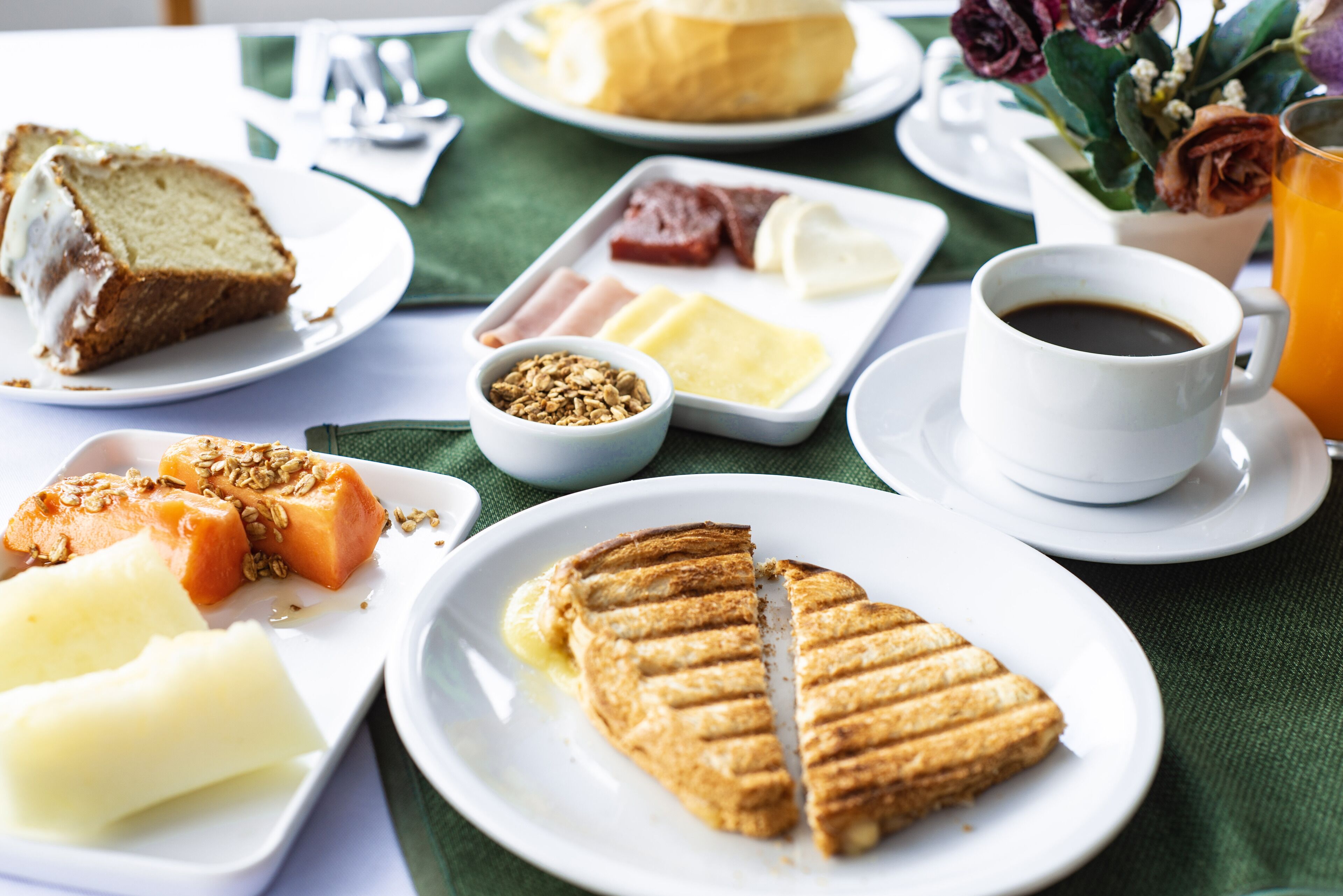 Ein gedeckter Frühstückstisch mit verschiedenen Speisen und einer Tasse Kaffee.
