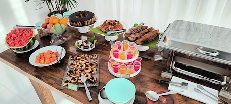 Free daily buffet breakfast . Pousada Cantinho do Sossego em Paraty