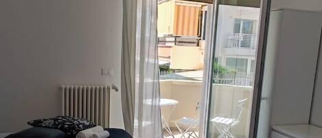 3 quartos, ferros/tábuas de passar roupa, roupa de cama