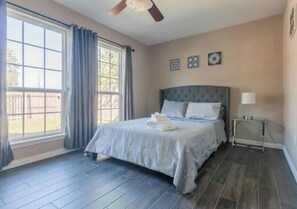 3 bedrooms, desk, iron/ironing board, free WiFi