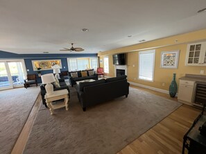 Téléviseur connecté, foyer, lecteur de DVD, table de ping-pong