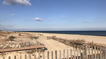 Perto da praia, espreguiçadeiras