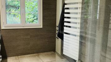 Bañera, toallas, papel higiénico