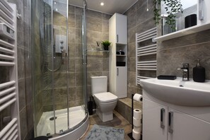 Dusche, Haartrockner, Handtücher, Toilettenpapier