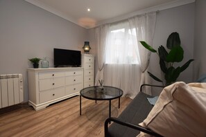 TV, Netflix, streaming services - Lovely & cosy apartment close to Town and Train Station (Northampton)