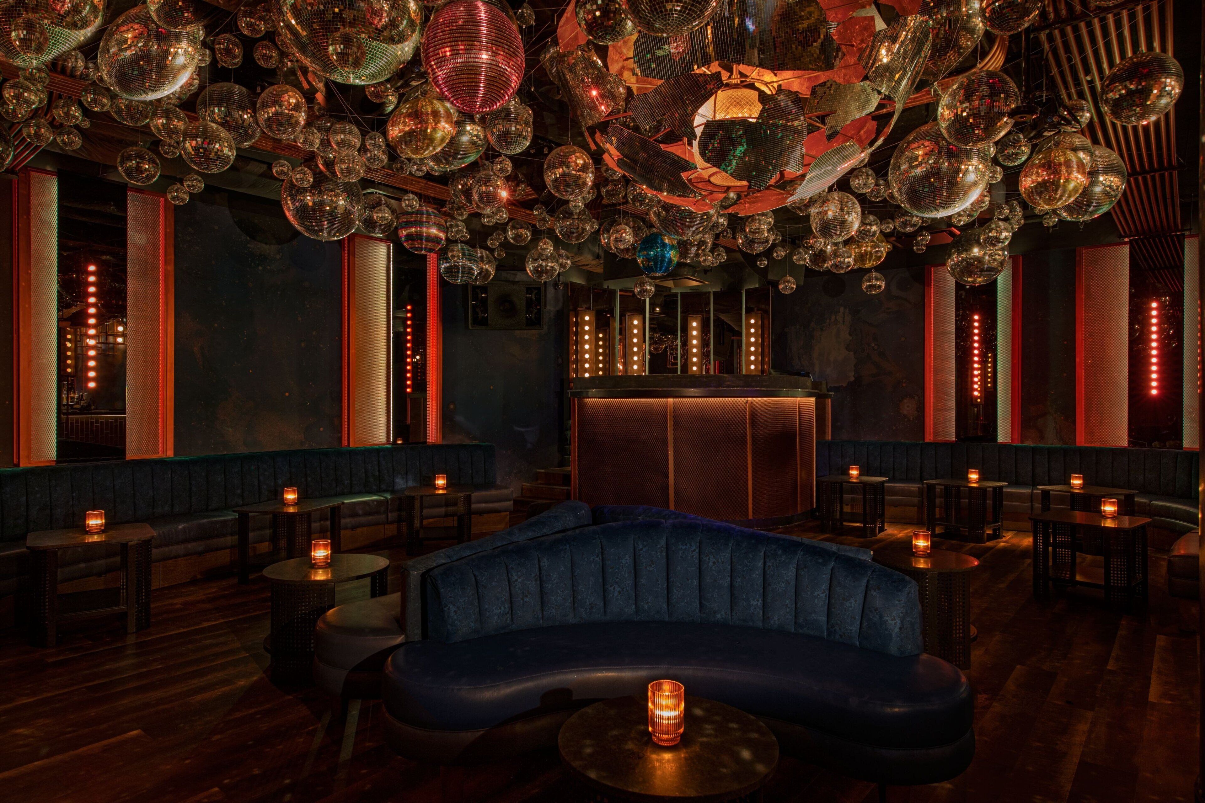 4 bars/lounges, rooftop bar, piano bar