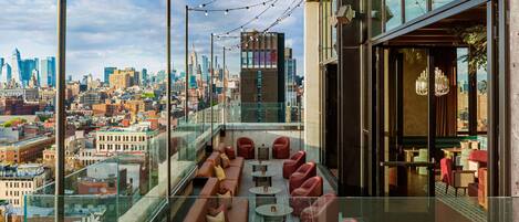 4 bars/lounges, rooftop bar, piano bar