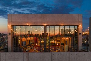 4 bars/lounges, rooftop bar, piano bar