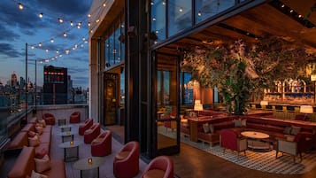 4 bars/lounges, rooftop bar, piano bar