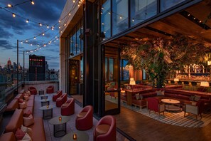 4 bars/lounges, rooftop bar, piano bar - Moxy NYC Lower East Side (New York)