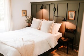 4 slaapkamers, een strijkplank/strijkijzer, reisbedje, gratis wifi