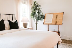 4 quartos, ferros/tƔbuas de passar roupa, berƧo de viagem