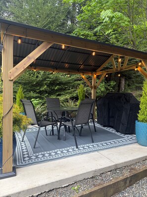Outdoor dining - Modern studio with hot tub and patio access  (Poulsbo)