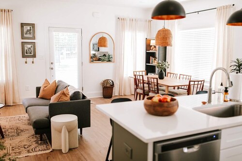 Modern 4BR Getaway by MHM Luxury Properties