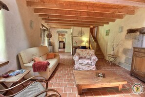 Télévision, cheminée, livres