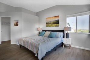 4 Schlafzimmer, Schreibtisch, Bügeleisen/Bügelbrett, WLAN