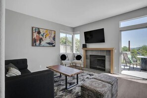 Smart TV y chimenea 