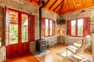 浪漫开间 | 起居区 | 32-英寸LED 电视（配备数码频道）、电视、壁炉