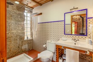 Traditional Studio | Bathroom | Shower, eco-friendly toiletries, hair dryer, towels - Casa da Benfeitoria (Guimarães)