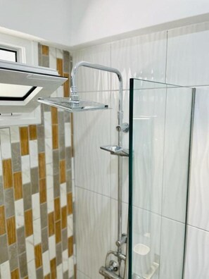 Dusche, kostenlose Toilettenartikel, Haartrockner, Handtücher