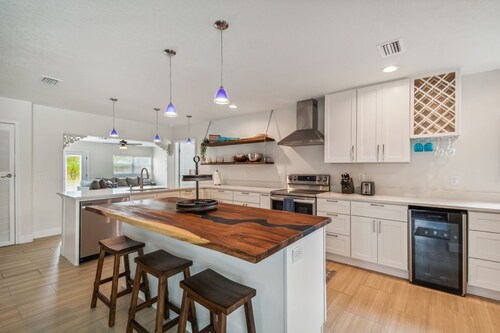 Sunset Oasis - Private Heated Pool Home Near Beach, Sponge Docks, Tarpon Springs